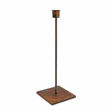 Hög smal rostig ljusstake