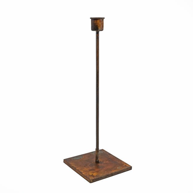 Hög smal rostig ljusstake