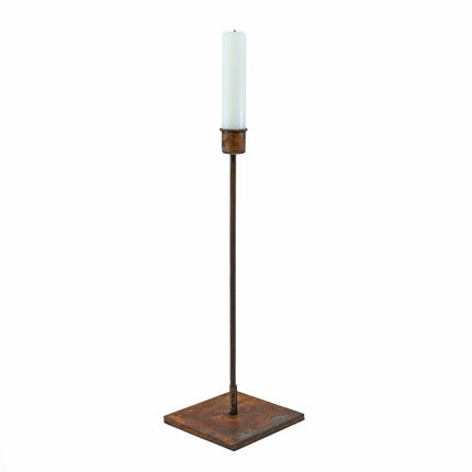 Hög smal rostig ljusstake