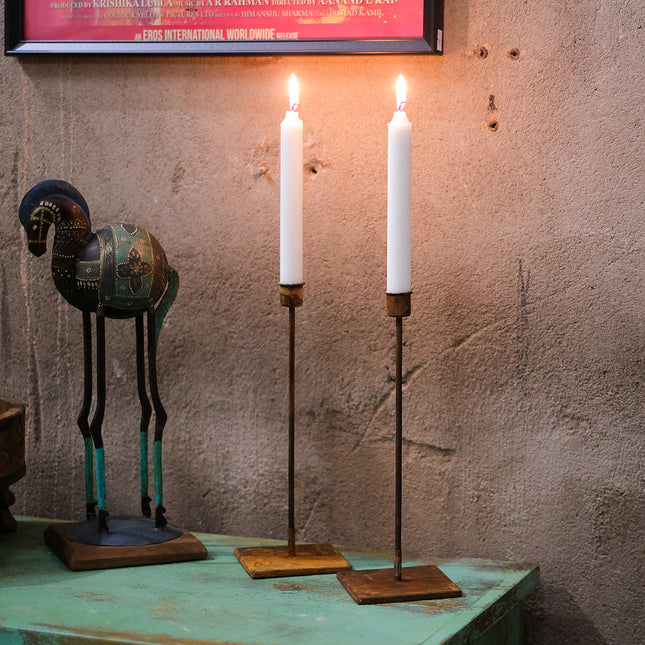 Hög smal rostig ljusstake