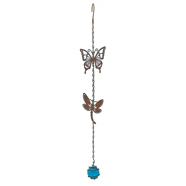 Rostigt hänge med fjäril, trollslända och glaskula