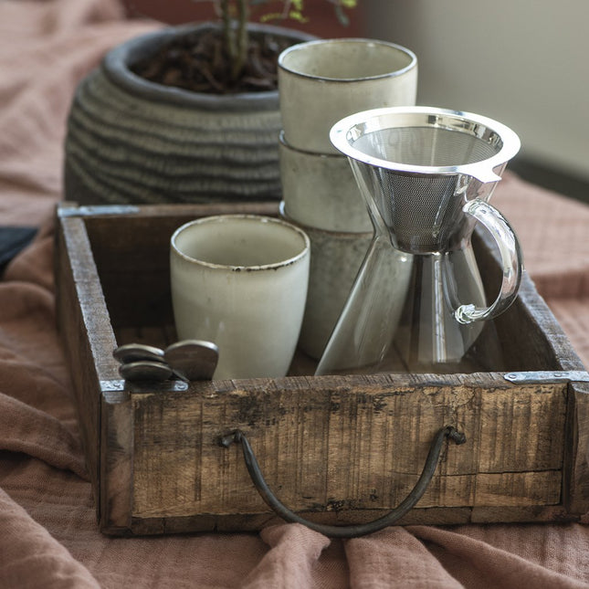 Rustik trälåda med metallhandtag