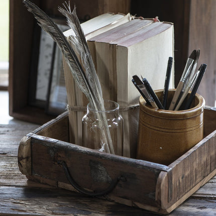 Rustik trälåda med metallhandtag