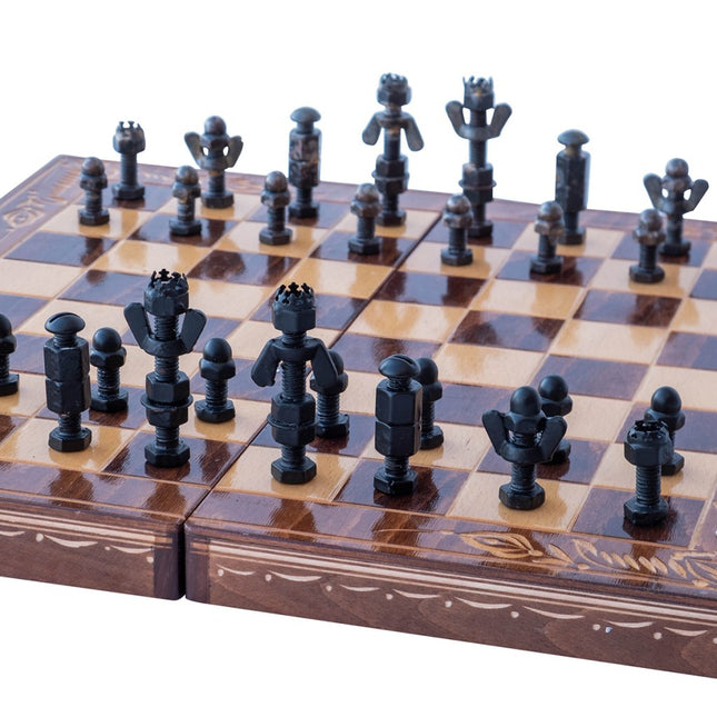 Schack-set tillverkat av återvunna metalldelar