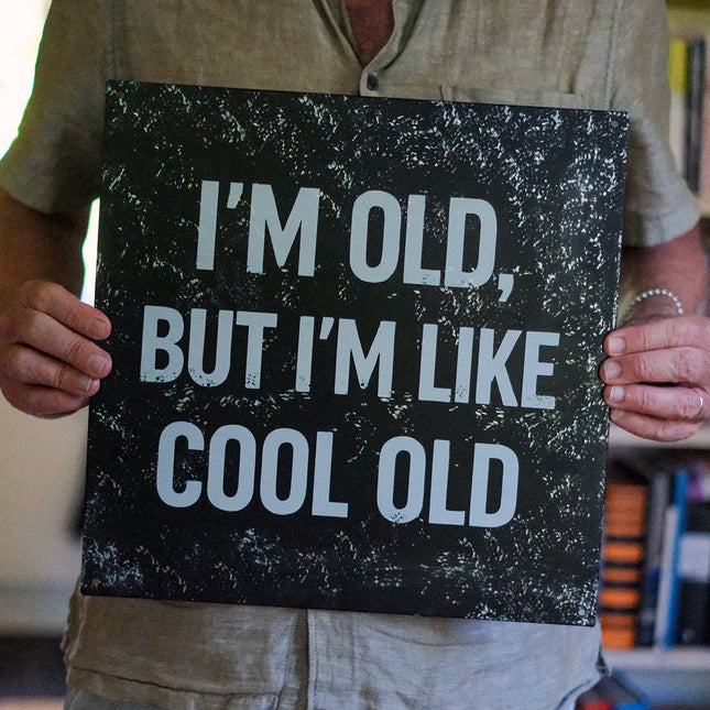Skylt: ”I’m old, but I’m like cool old”