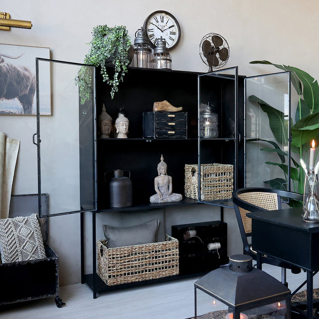 Antiksvart metallskåp med glasdörrar