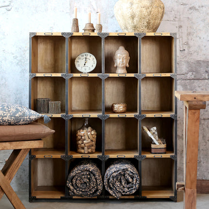 Trähylla med 16 fack