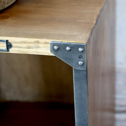 Trähylla med 16 fack