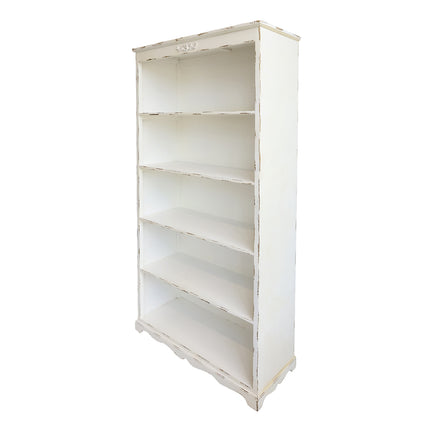 Vit trähylla med lätt patina
