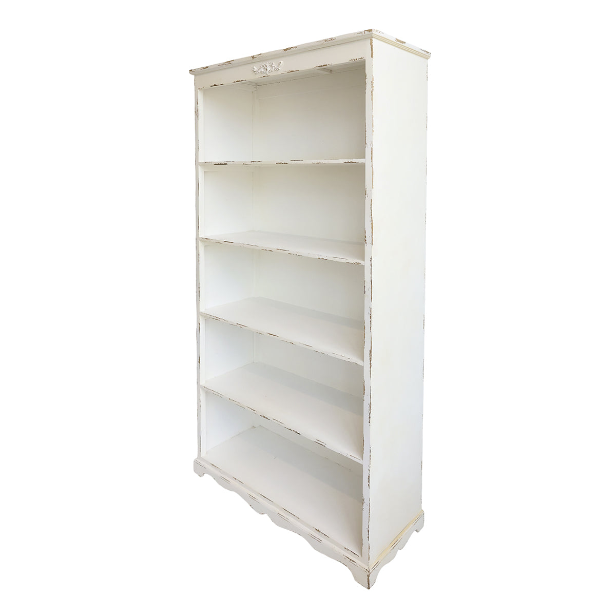 Vit trähylla med lätt patina