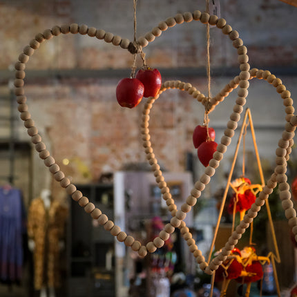 Hjärta med träkulor och röda äpplen